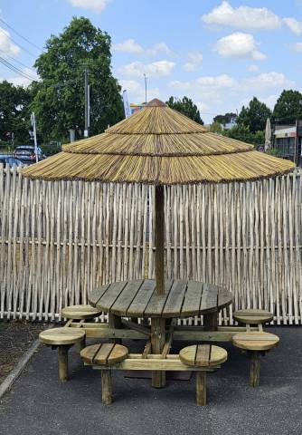 Ensemble Table ronde 8 tabourets + parasol � 2,30 m